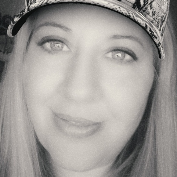 Meet your Posher, Cynthia - Picture 1 of 1